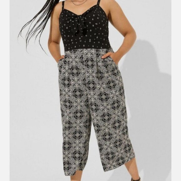 Torrid Tie Front Stretch Pull On Jumpsuit Black White Plus Size 5X NWT - Picture 1 of 6